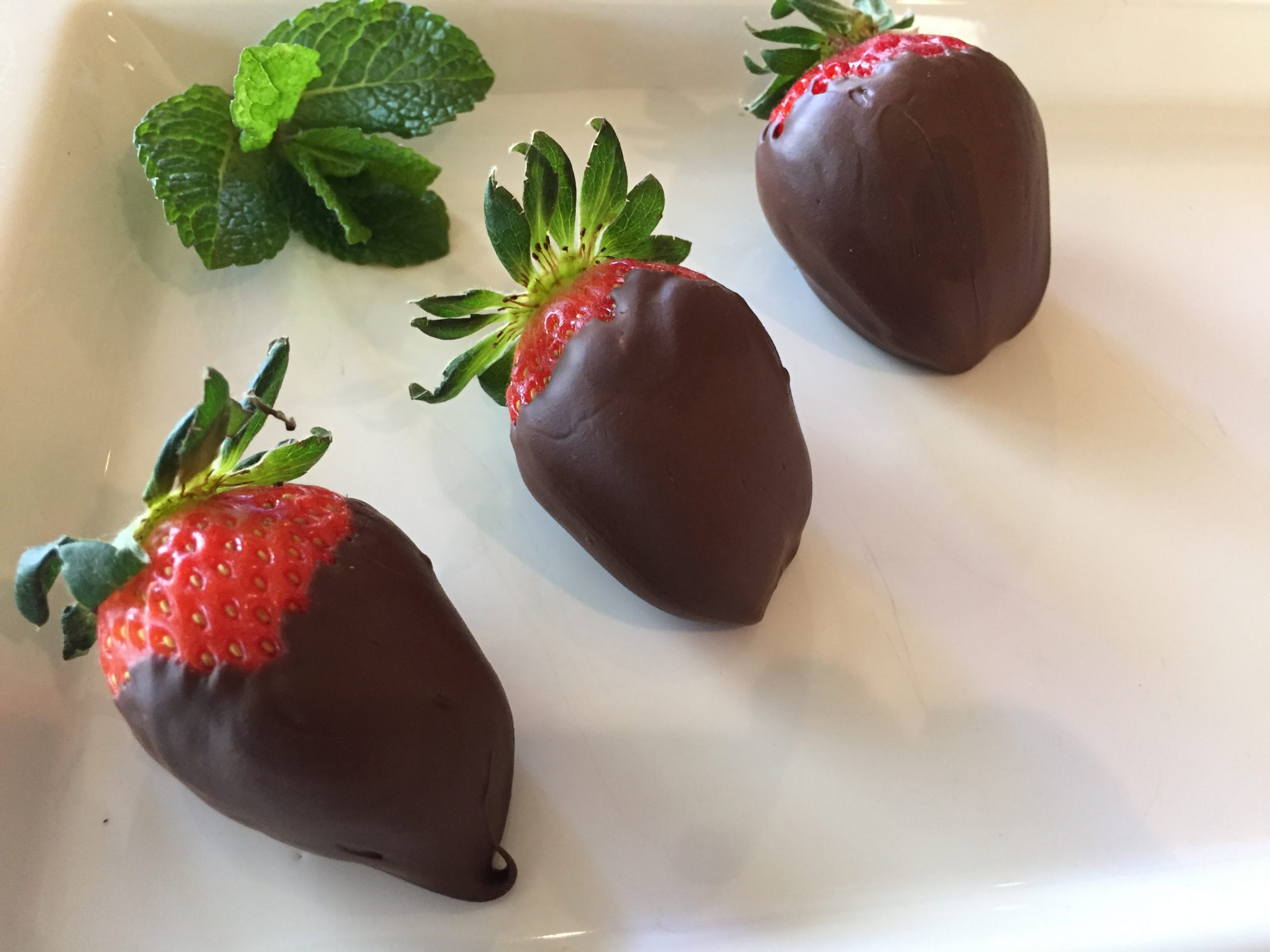 EASY CHOCOLATE DIPPED STRAWBERRIES with microwave sammywongskitchen
