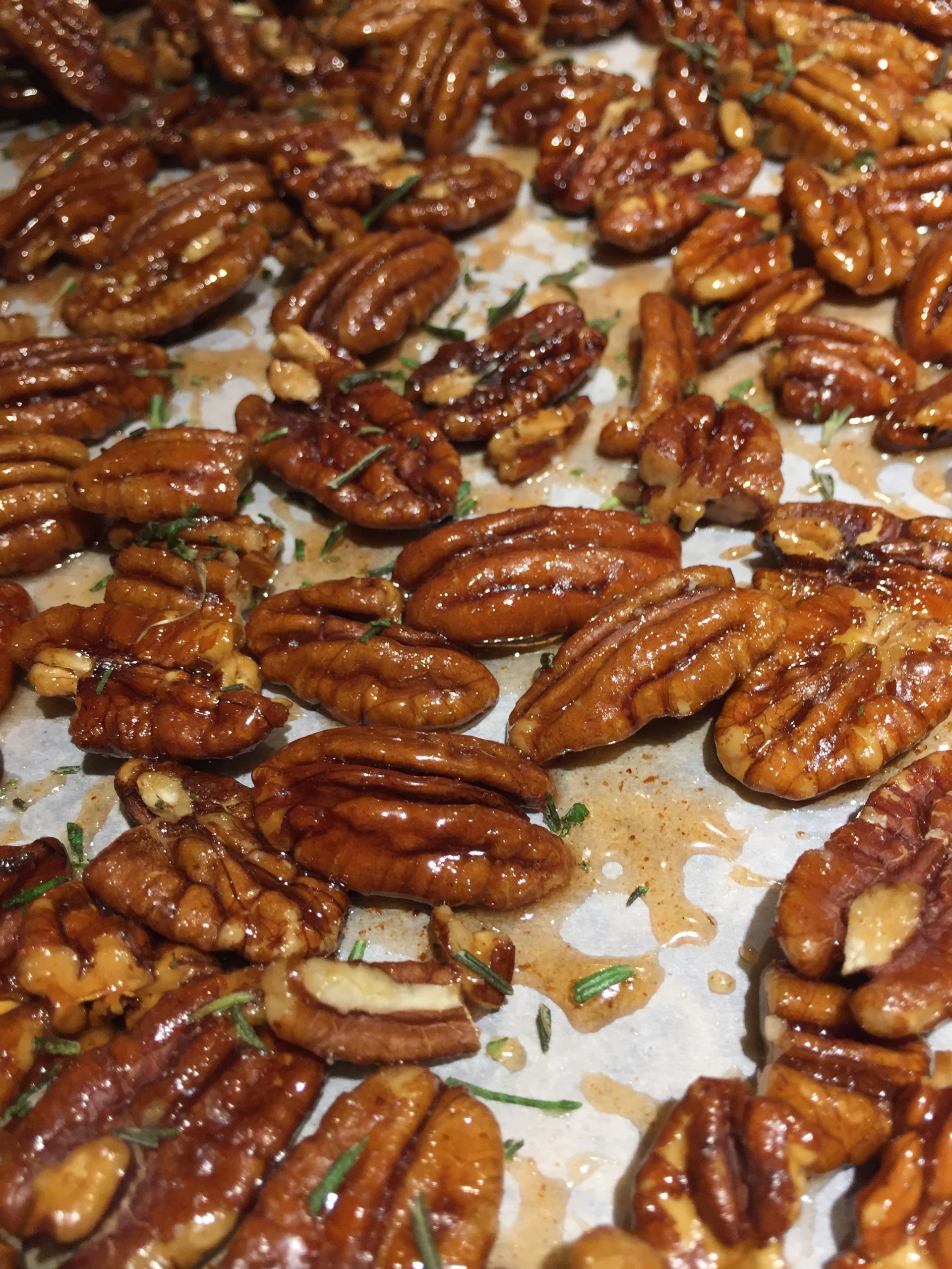 Glazed, spicy pecans with rosemary