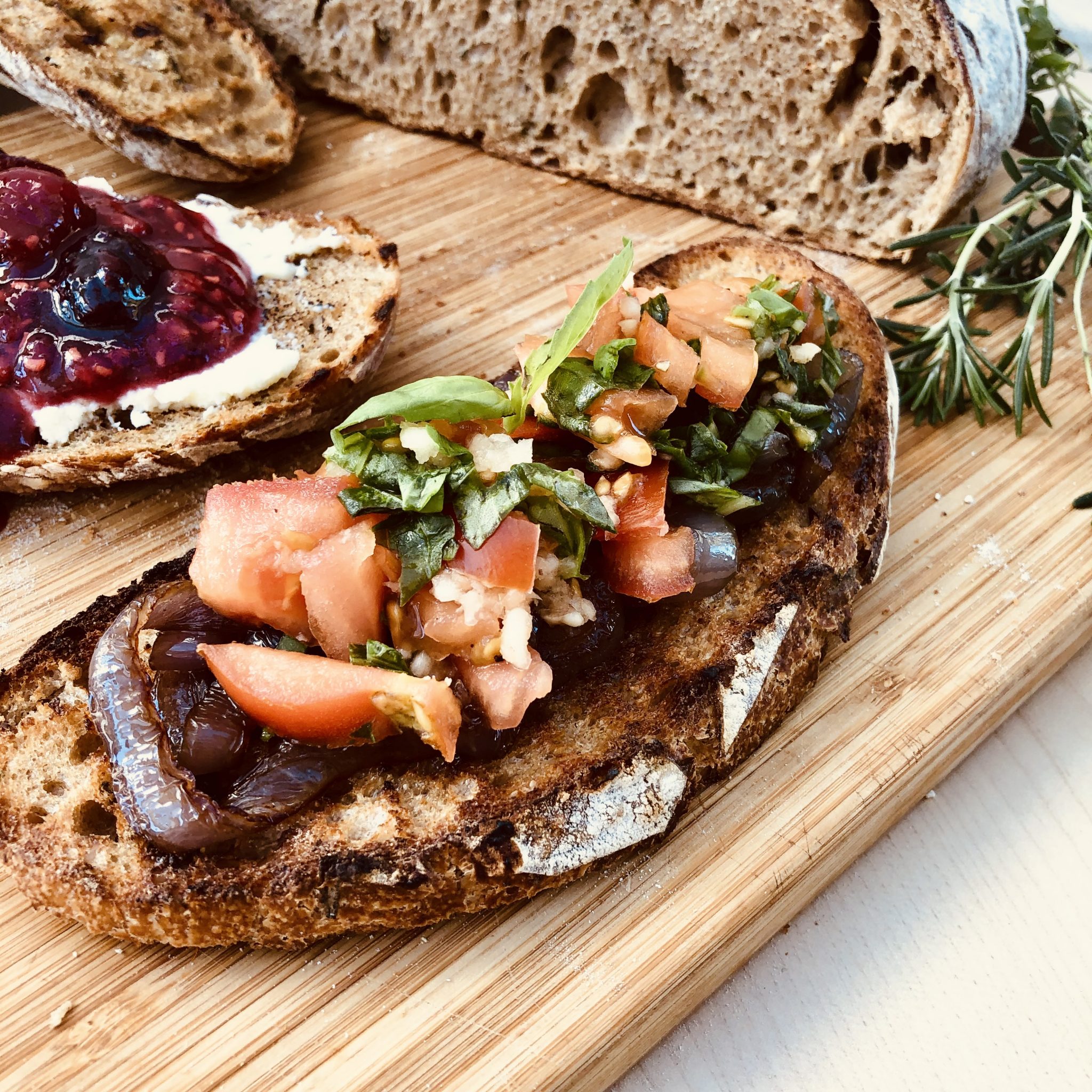 ROASTED GARLIC AND HERB SOURDOUGH - sammywongskitchen